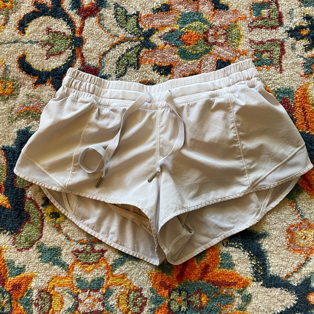 Lululemon Hotty Hot Low-Rise Lined Short 2.5" white
